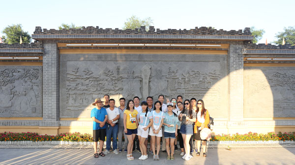 河南省鼎瑞建工集團有限公司管理人員虢國博物館參觀留影